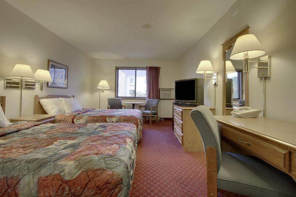 Super 8 By Wyndham Green Bay Near Stadium Экстерьер фото